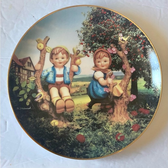 MJ Hummel Collector Plate , Danbury Mint “Apple Tree Boy and Girl” - Picture 2 of 4
